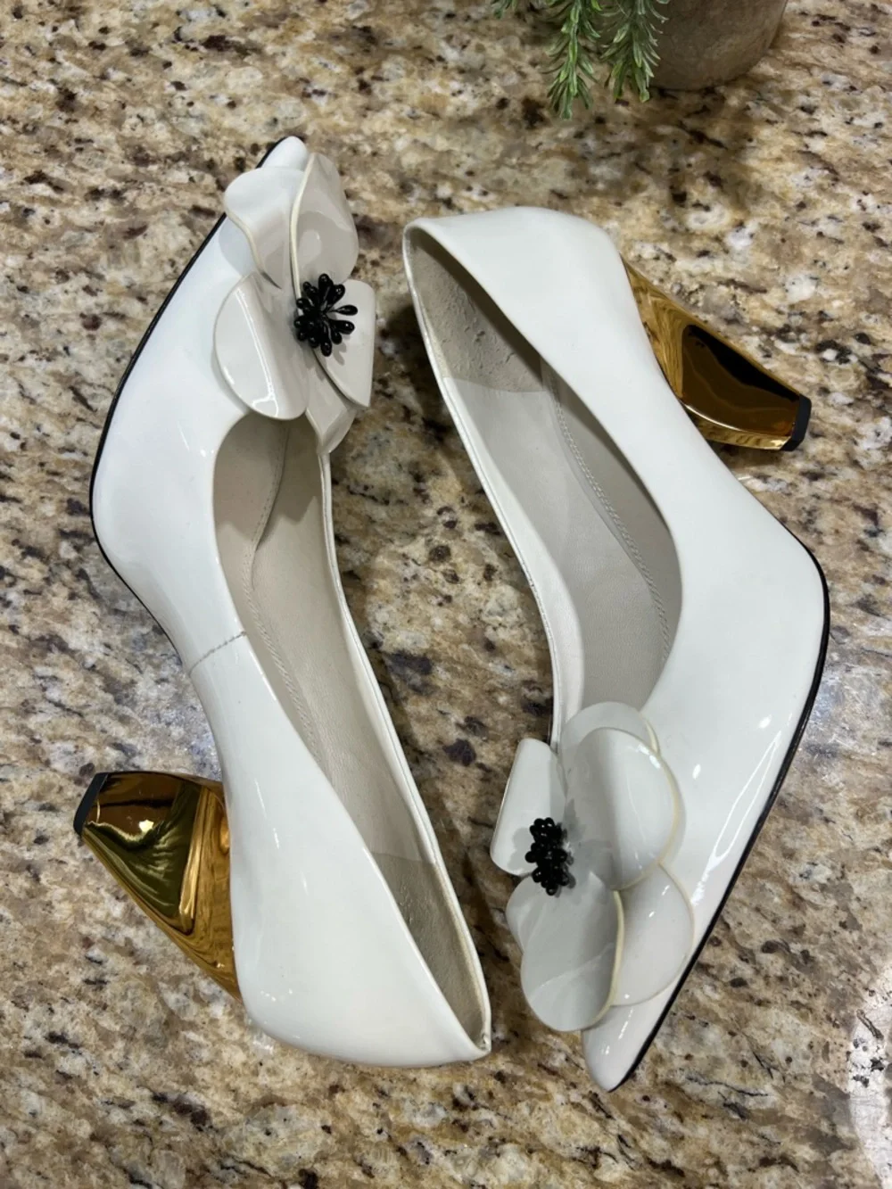 Tory Burch Flower Pointed Toe Pumps in Pearl with Gold Heel 8M
